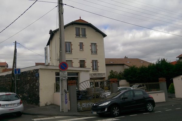 L'homme n'a pas survécu à sa chute du troisième étage de cette maison située rue Claude-Guichard à Clermont-Ferrand.