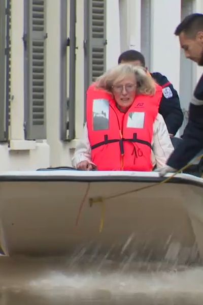 Jeanne a dû ête évacuée de chez elle sur un bateau tracté par les pompiers