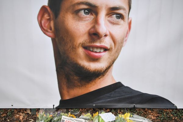 Le portrait géant d'Emiliano Sala à l'entrée du centre d'entrainement du FC Nantes à La jonelière