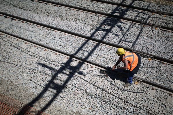 En période de forte chaleur, les caténaires et les rails peuvent se déformer.