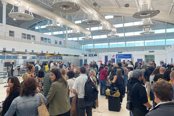 Petit à petit, l'activité de l'aéroport de Poretta tente de revenir à la normale, alors que les premiers passagers s'apprêtent à embarquer.