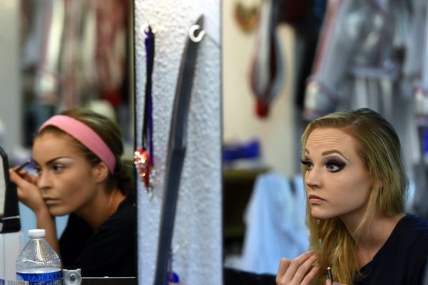 Maquillage des danseuses dans les loges avant le spectacle ba(2015)