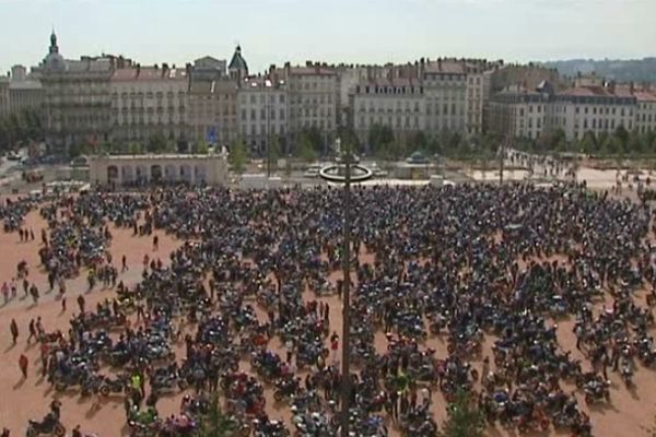 Les motards rassemblés avant le départ de la manifestation Place Bellecour à Lyon