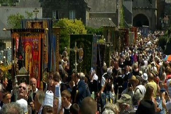 Le départ de la grande troménie, de l'église de Locronan