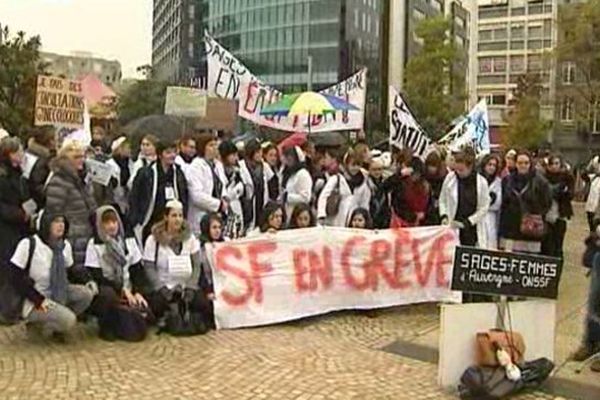 A Clermont-Ferrand, près de 200 sages-femmes ont manifesté mardi matin. Au moment même où se tenait à Paris la première réunion interministérielle sur le sujet.