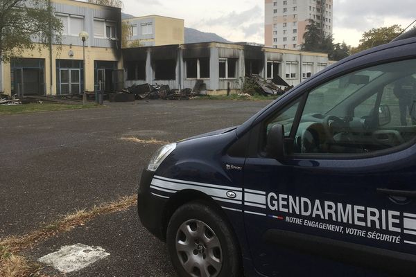 Dans le quartier des Iles de Mars, il ne reste plus grand chose des locaux de la Police municipale de Pont-de-Claix.