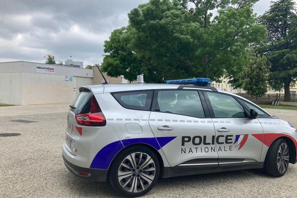 Médiathèque fermée, patrouilles de police, et très peu de personnes dans les rues, la vie dans le quartier de Fontbarlettes semble arrêtée une semaine après la mort de 3 hommes tués par balle