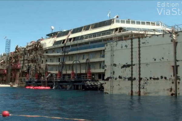 Le Costa Concordia doit partir mardi pour Gênes (Italie).