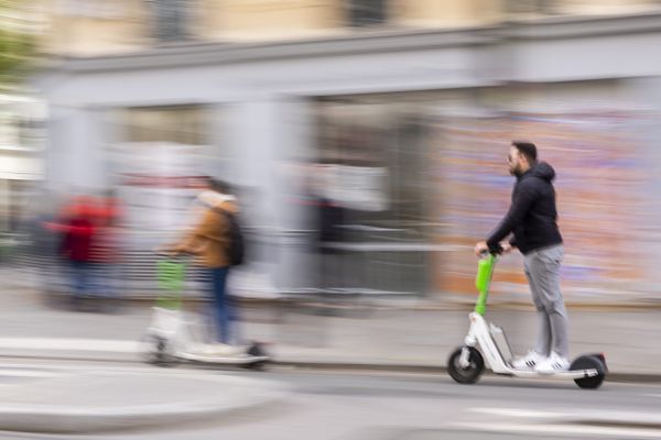 Illustration - une trottinette en circulation.