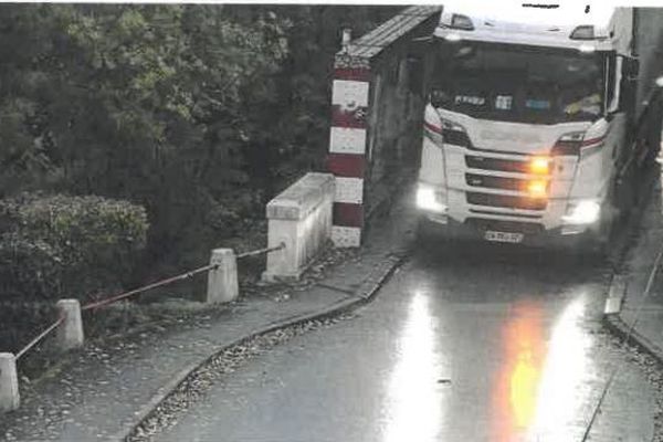 La traversée du pont est normalement interdite aux véhicules de plus de 3,5 tonnes. 