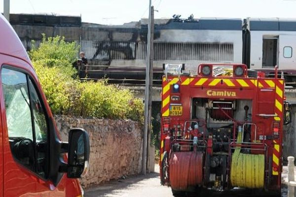 La locomotive d'un train reliant Marseille à Madrid a pris feu dimanche quelques mètres avant la gare de Lunel dans l'Hérault. 2 août 2015