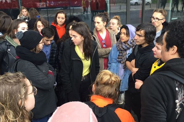 Environ 200 lycéens étaient mobilisés ce matin à Rodez. 