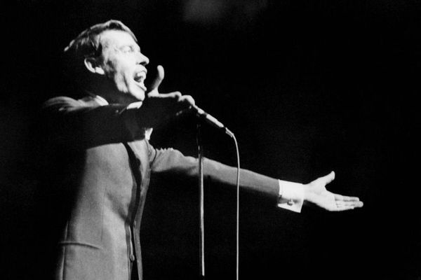 Le chanteur belge Jacques Brel chante pour la dernière fois devant le public du music-hall parisien l'Olympia le 7 octobre 1966, mettant ainsi un terme définitif à sa carrière musicale.