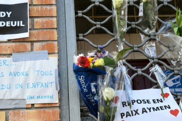 Messages en mémoire de l'adolescent de 15 ans tué à Bondy, le 28 février 2021, deux jours après le drame. ©BERTRAND GUAY, AFP
