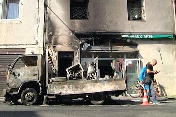 Montpellier - un camion benne prend feu. 2 voitures et un immeuble ont été endommagés - 2 juillet 2013.