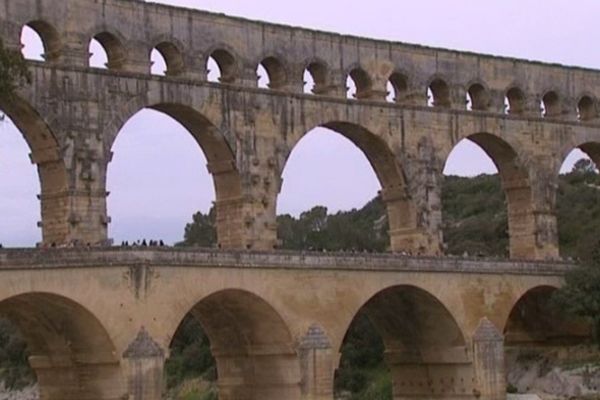 Pour pouvoir admirer l'aqueduc romain du Gard, même les piétons doivent payer.  