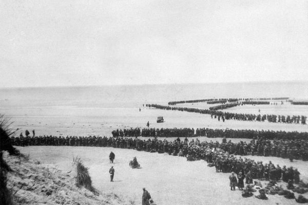 Les troupes britanniques et françaises attendant de pouvoir embarquer à bord de bateaux lors de l'opération Dynamo, en juin 1940.