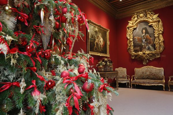 Décorations de Noël au château de Chenonceau, sapin rouge et blanc.