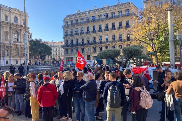 Des agents territoriaux ont manifesté, à l'appel de la Force Ouvrière, pour la hausse des salaires.