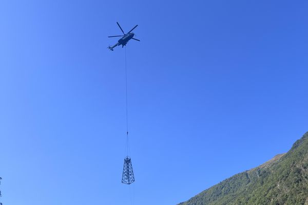 Un hélicoptère gros porteur intervient sur un chantier électrique dans les gorges de Luz (65)