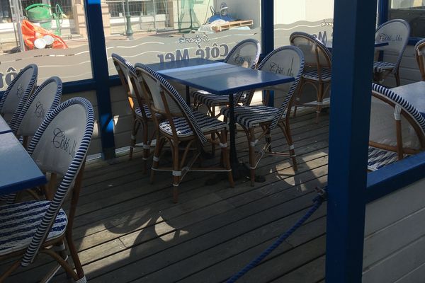 Les terrasses de café vides à Dinard. Leur réouverture n'est pas encore décidée par le gouvernement qui a annoncé son plan de déconfinement