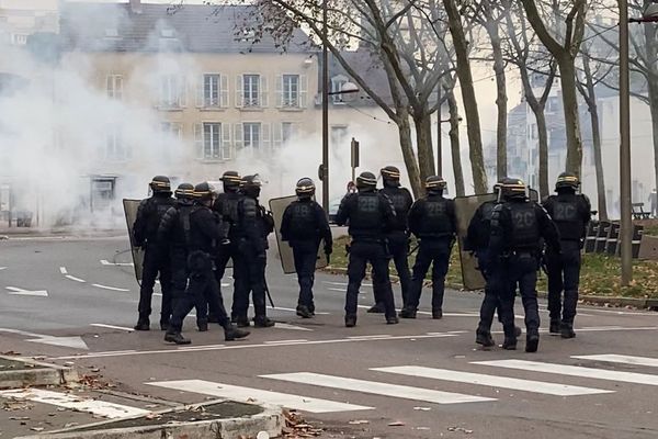 Place Wilson, les CRS empêchent les manifestants d'accéder au centre-ville de Dijon. 