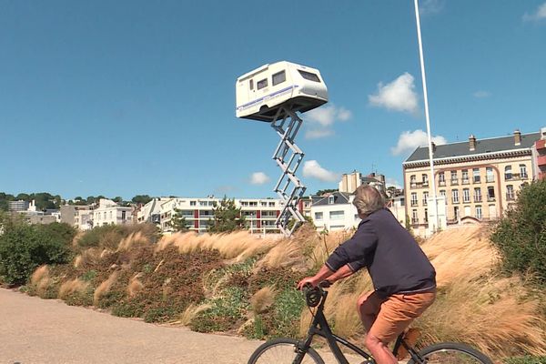 "La caravane dans le ciel, poésie de la transformation". Œuvre éphémère de Benedetto Bufalino exposée pendant "Un été au Havre 2020" sur le parking de la plage