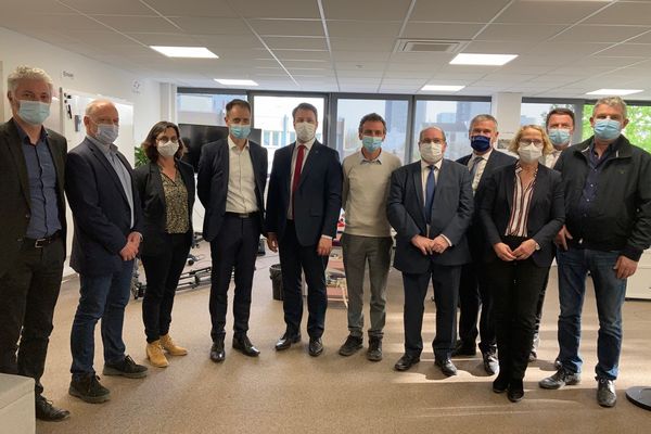 Lors d'une conférence de presse ce 2 avril, Emmanuel Commault, directeur de la Cooperl et Patrice Drillet, le président du groupe porcin breton entourés de Loïg Chesnais-Girard, le président de la région Bretagne, Henri Billon, le président de la communauté de communes du pays de Landivisiau, Guillaume Dieuset, le directeur général de la SemBreizh ou encore Graziella Melchior, députée LREM de la Circonscription.