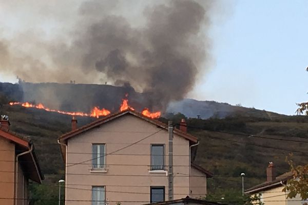 L'incendie a pris sur le plateau de Chanturgue qui surplombe Clermont-Ferrand.