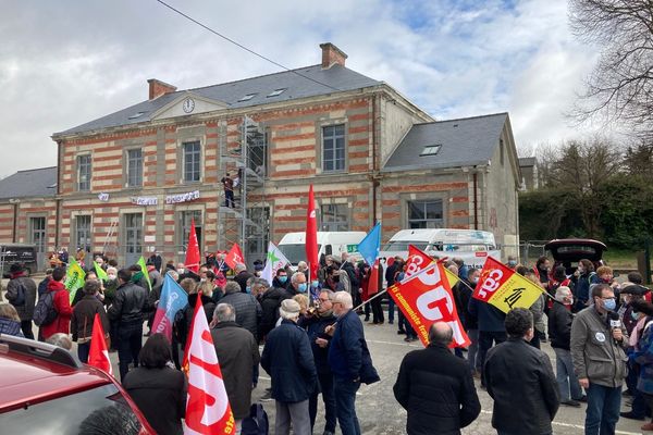 Près de 250 personnes ont manifesté mardi 16 mars devant la gare désaffectée de Pontivy pour demander la réouverture la ligne ferroviaire entre Saint-Brieuc et Auray.