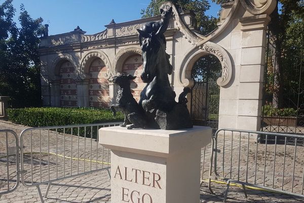 La sculpture, qui représente à taille réelle cinq animaux, a été installée à l’entrée du cimetière.