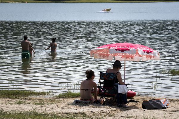 Aller se baigner pendant l’été oui, mais pas n’importe où. Il y a bien entendu les piscines municipales mais beaucoup optent pour une journée au bord d’un lac ou d’un point d’eau. Et en Auvergne Rhône Alpes, il y en a quelques uns. Mais attention, la qualité de l’eau ne permet pas toujours de se baigner. 