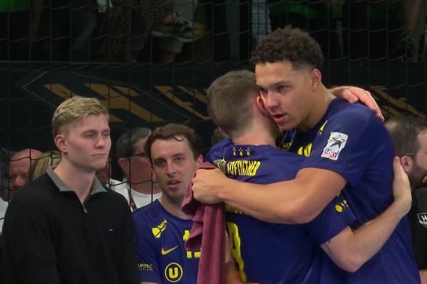 L'émotion du joueur de handball Théo Monar à l'issue de son dernier match sous les couleurs du HBC Nantes le 31 mai 2024