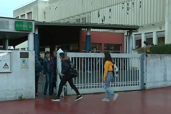 L'entrée du collège Carnot à Auch, ce jeudi matin.