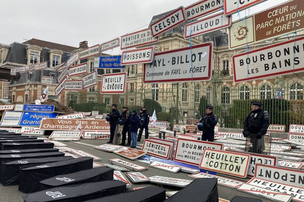 500 panneaux d'entrée et de sortie de commune ont été déplacés ce mercredi 13 novembre lors du mouvement de protestation des agriculteurs.