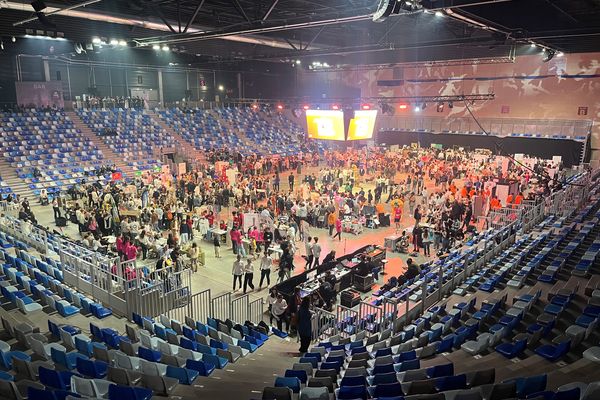 1 300 collégiens et lycéens venus de toute la Bretagne sont venus défendre leurs projets de mini-entreprises dans l'enceinte de la Glaz Arena de Cesson-Sévigné près de Rennes sous l'égide de l'association Entreprendre pour apprendre.