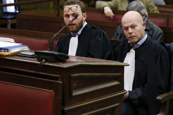 Les avocats Romain Delcoigne et Sven Mary, représentant Salah Abdeslam, pendant le procès.