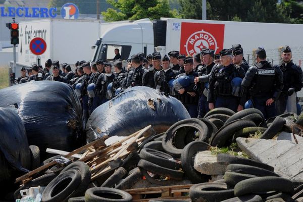 Fin de blocage des producteur de lait devant la SCARMOR - plateforme de distribution Leclerc à Landerneau - 09/06/2009