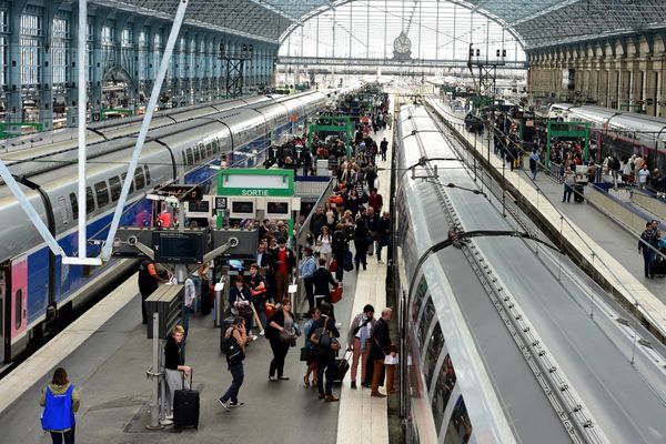 Beaucoup de monde sur les quais de la Gare Saint Jean à Bordeaux, notamment dans les trains à destination de Paris.