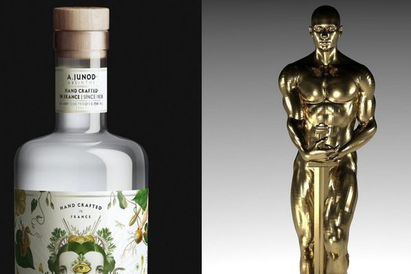 La bouteille Junod de la distillerie "Les Fils d'Emile Pernot" est offerte aux nominés depuis 2019.