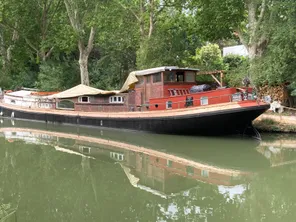 L'Adriana, l'un des nombreux bateaux le long du Canal du Midi à Ramonville, objet de polémiques
