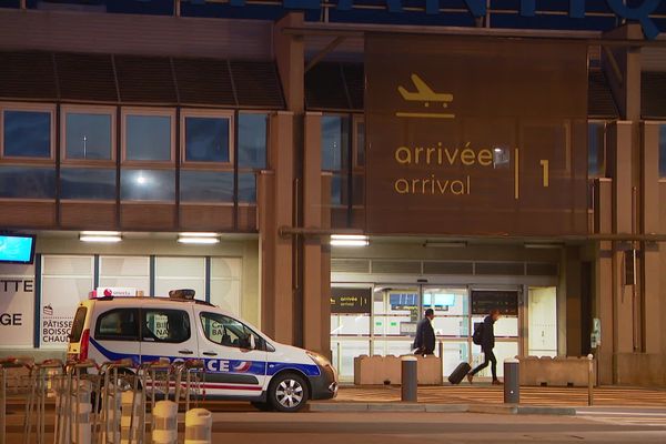 À l'aéroport de Nantes, les premiers passagers depuis le confinement ont décollé vers Lyon tôt ce lundi matin.