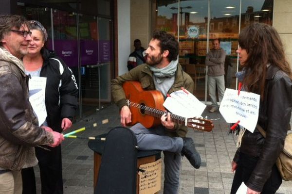 Les Maraudeurs du jeudi en quête... de signatures! Le 23 avril 2016, à Orléans.