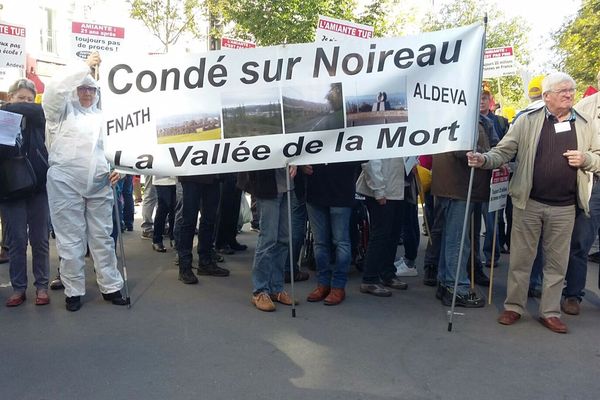 La manifestation du 13 octobre de l'association nationale des victimes de l'amiante. Des habitants de Condé-sur-Noireau, où l'on recense 115 morts de l'amiante, étaient présents
