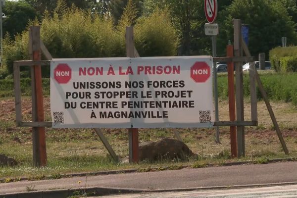 Une banderole contre la construction d'une prison à Magnanville (Yvelines).