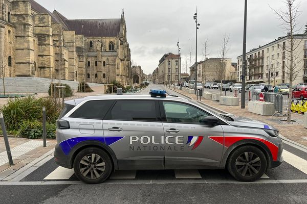 Un véhicule de police bloque la place Lenoncourt et la rue Saint-Julien après une alerte au colis suspect, le mardi 19 décembre 2023.