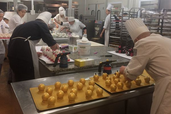 Dans le laboratoire de Fauchon à Courbevoie dans les Hauts-de-Seine (92).