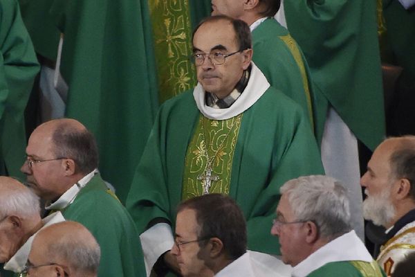 Les évêques à Lourdes en 2016, avec au centre Mgr Barbarin.