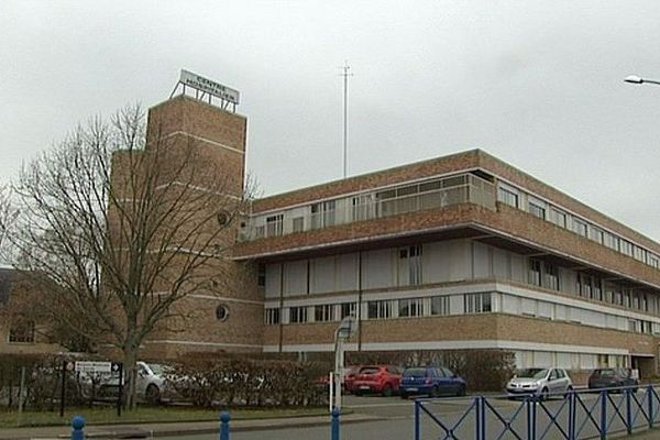 Le personnel de l'hôpital de Saint-Calais est dans l'attente de réponses après le suicide d'un de leur collègue.