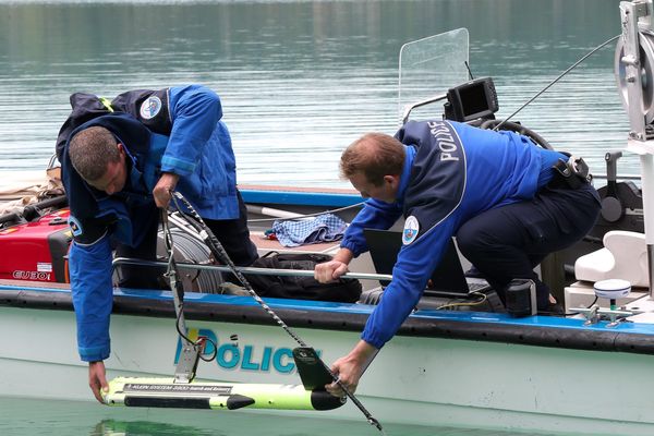 Les plongeurs et sonars ont sondé le lac d'Aiguebelette en Savoie